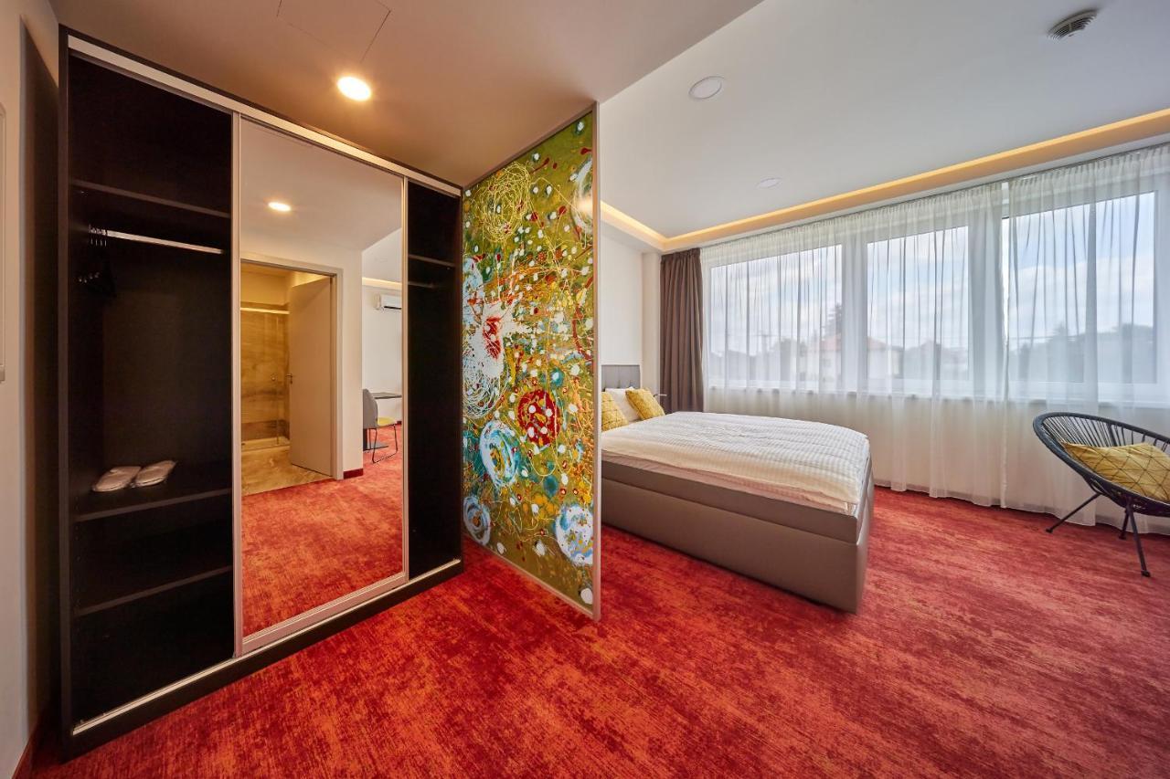 Hertz Hotel *